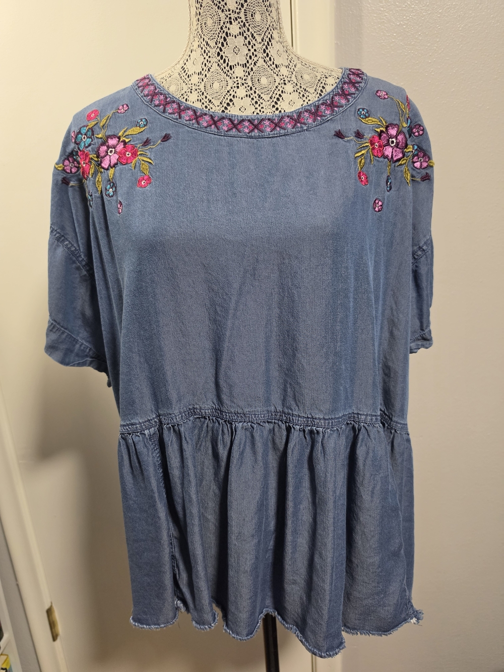 Cato Plus 22/24W Lyocell Chambray Embroidered Floral Peplum Tunic Top